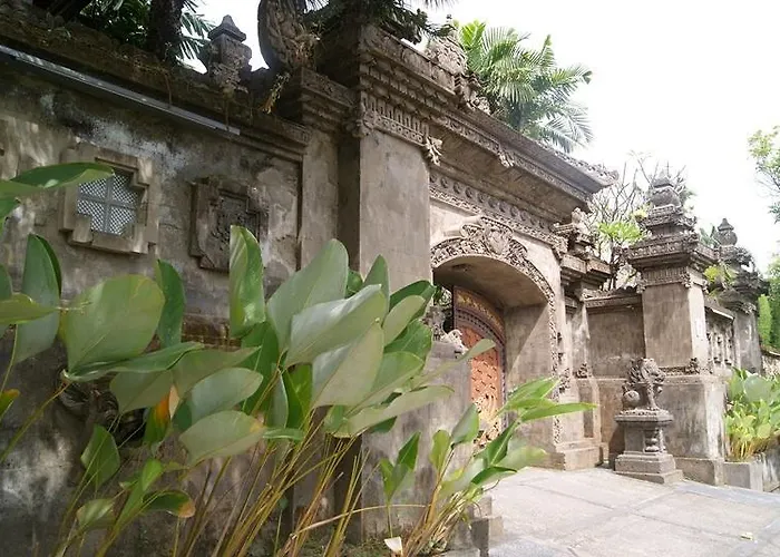 Taman Suci And デンパサール