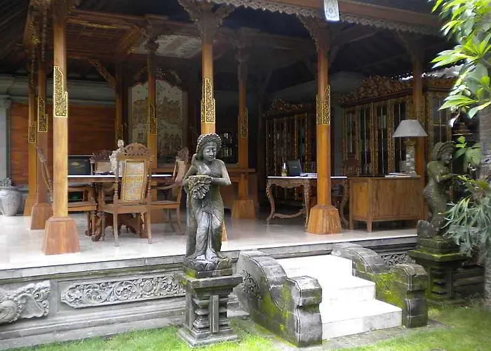 Taman Suci And