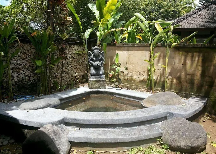 Taman Suci And ホテル 3*